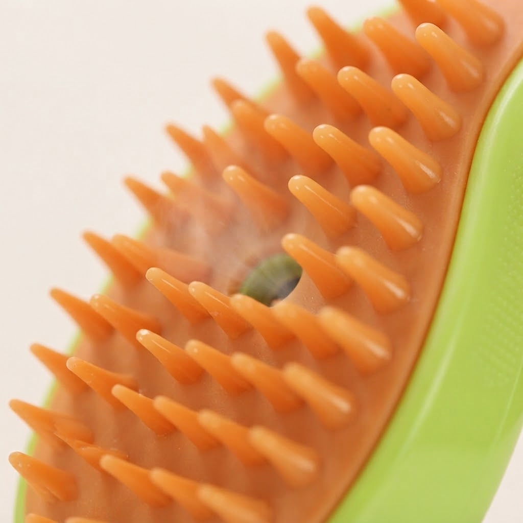 Gros plan sur les picots arrondis en silicone et la brume de la brosse vapeur